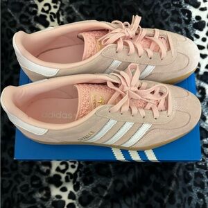 Adidas Pink and White Sneakers Retro Design GAZELLE INDOOR SHOES
Sz: 7.5 women